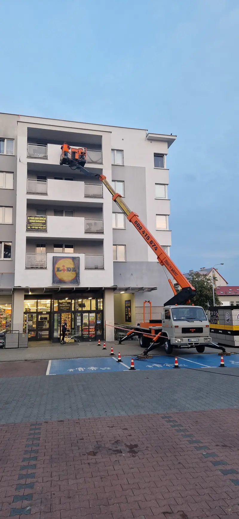 Podnośnik koszowy przy pracach wysokościowych w Olsztynie